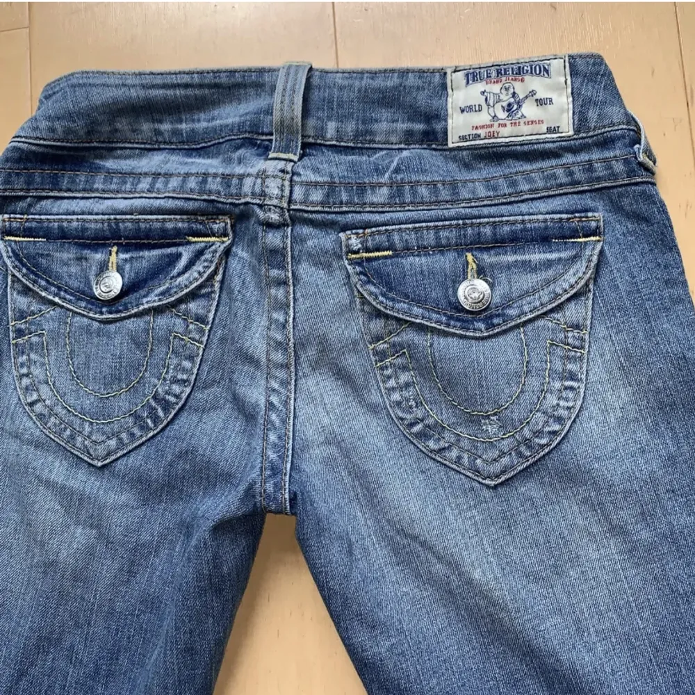 Säljer vidare dessa as snygga jeans då de inte passade mig. Nyligen köpta för 800💞 midja 85, innerben 83,5.  Hon på bilden är 164cm. Jeans & Byxor.