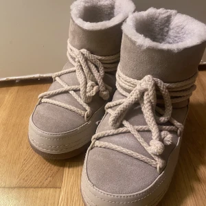  Inuikii Boots  - Material: Läder Yttersula: Syntet Insida: Textil  Mocka på ovansida och skaft Fodrad med fårull Grov sula Logotyp baktill på sula Skaft 14 cm Sula 5 cm