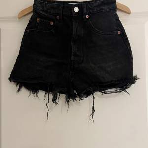 Säljer dessa svarta Jeans shorts från Zara andvända typ 2 gånger inga defekter!