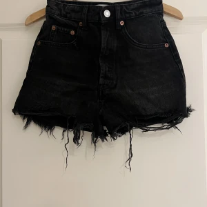 Jeans shorts  - Säljer dessa svarta Jeans shorts från Zara andvända typ 2 gånger inga defekter!