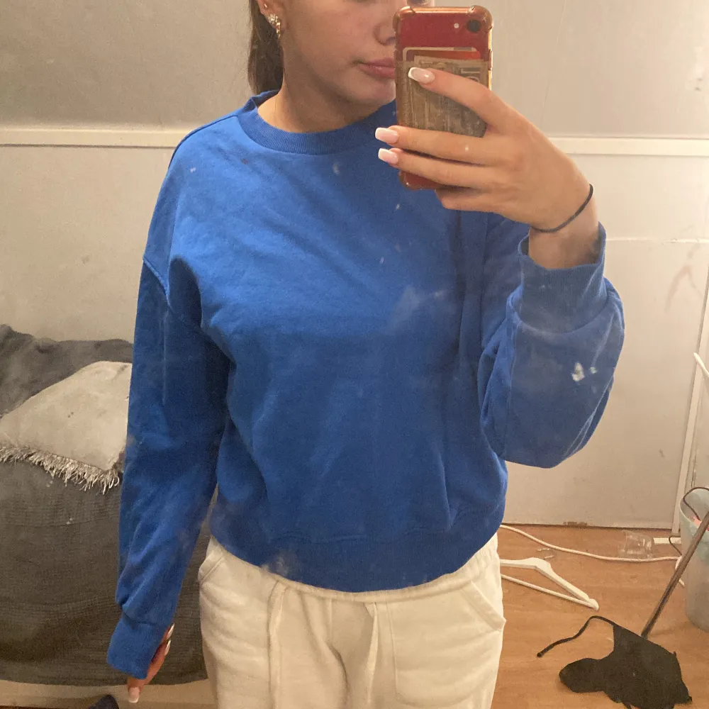 sweatshirt från hm, säljer pågrund av att den inte används längre men är i bra skick, pris kan diskuteras 🩷. Hupparit & Collegepaidat.