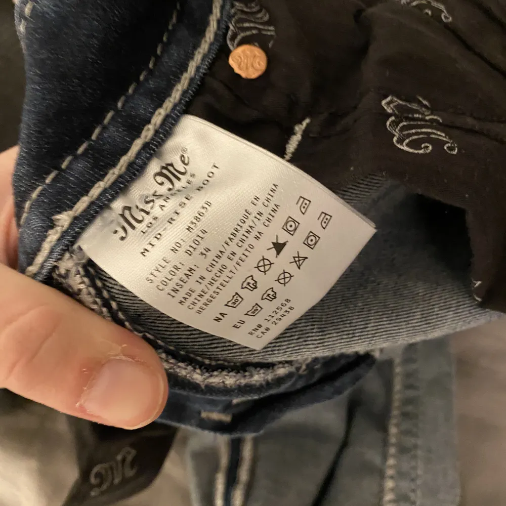 Super snygga jeans från miss me! Uppsydda men passar mig pefekt o går över foten som är 168/169 💕💕 skriv innan ni trycker på köp nu!😇. Jeans & Byxor.