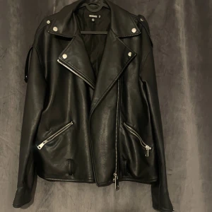 Läderjacka - Läderjacka från missguided. Jättebra skick 