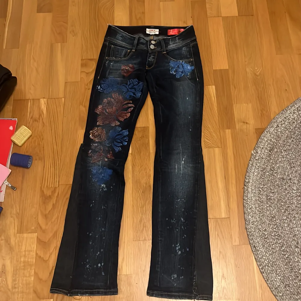 Super cola jeans med coolt mönster🔥obs har sytt in killar längst ner vid benen (bild 3) men inget som märks, kom prov för fler bilder🙏🤩. Jeans & Byxor.