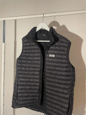 Hellyhansen - Hej säljer min fina Helly Hansen väst perfekt till hösten storlek large 