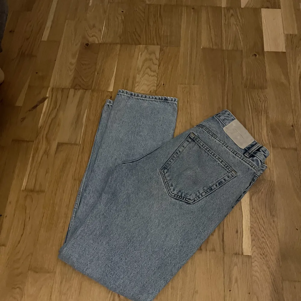 Hej säljer nu mina jeans från zara. Det finns någon liten fläck men som knappt syns. Skulle säga att skicket är 8,5 av 10. De passar mig som är 1,84cm lång. Skriv för fler frågor. Jeans & Byxor.