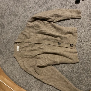 Cardigan - Jätte mysig men inte riktigt min stil💕använd en gång.