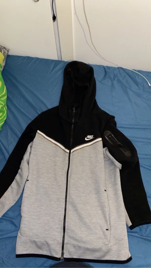 Nike tech flech grå svart - Har en Nike tech flech grå svart har inte använt den så mycket inget fel på den och den är äkta den har blivit lite för liten på mig ba kan diskutera om priset vid snabba och lätta affär ny pris 1199k.skick 8/10 original 