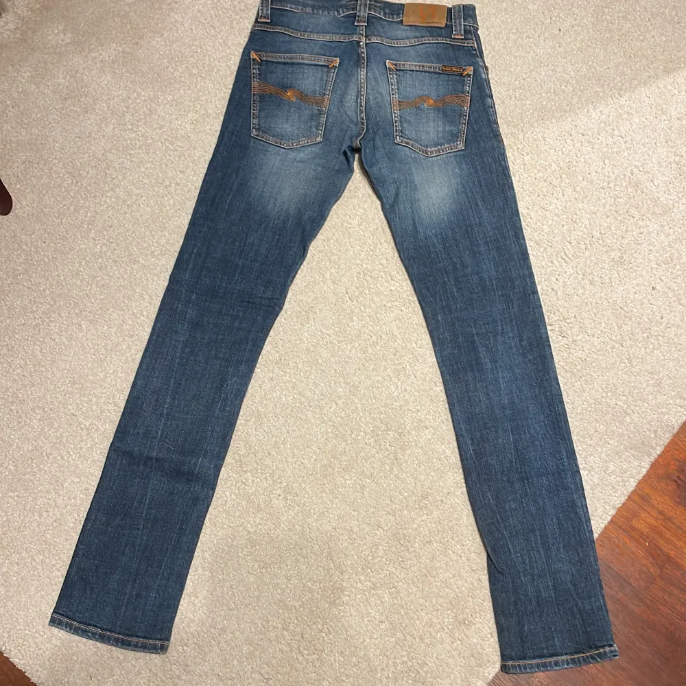 Nudie Jeans i modellen grim Tim. Jeansen är i bra skick och i storlek 29/32. Säljer de då inte kommer så mycket till användning.. Jeans & Byxor.