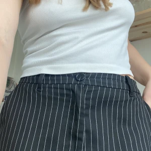 Randiga byxor  - Sandiga byxor i avslappnad modell, från monki 