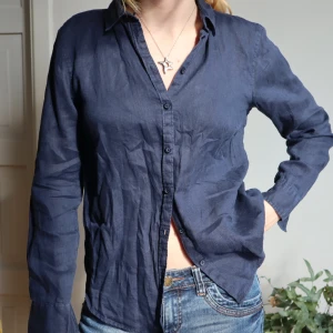 Blå linne skjorta - Blå linne skjorta. Perfekt skick! Ber om ursäkt för att den är lite skrynklig på bilden 😅 säljer för jag ej använder längre 🫐