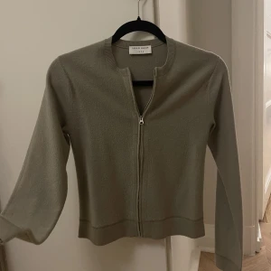 Tiger Of Sweden tröja - Helt ny och oanvänd, i riktigt ull så den är varm! pssar bådde XS och S🌸nypris strax över 1000kr