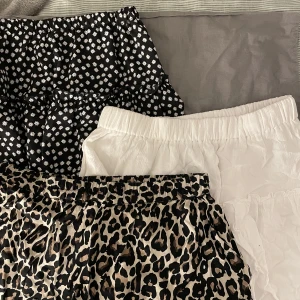 Tre stycken kjolar - Säljer dessa tre kjolar Skriv för mer info eller bilder ❤️