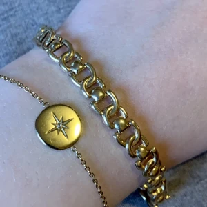Armband  - Superfint guldigt armband som tyvärr inte kommer till användning. Frakt tillkommer på 18 kr. Kom gärna med frågor och prisförslag 🥰
