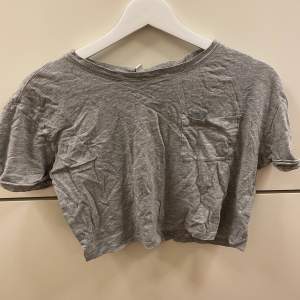 Fin grå croppad tshirt från hm med en liten ficka på bröstet. Bra skick