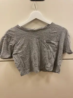 Fin grå croppad tshirt från hm med en liten ficka på bröstet. Bra skick