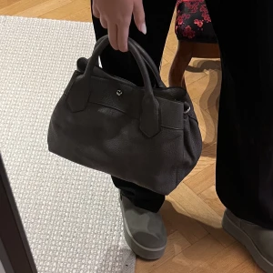 Rosetti väska - Jättefin väska till skolan eller liknande, bra kvalite, tror läder. Använd 1 gång, så som nu, massor med fack och får nog plats dator. 