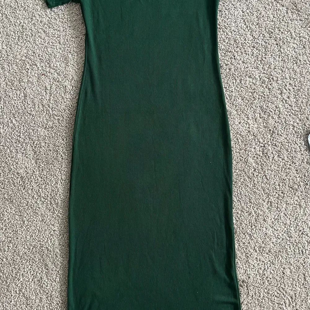 Stickat, grön kortarmad tröja som kommer krama din kropp 💚🌱Perfekt för dejt, fest, sommar/vår. Knälång på 170 cm . Klänningar.