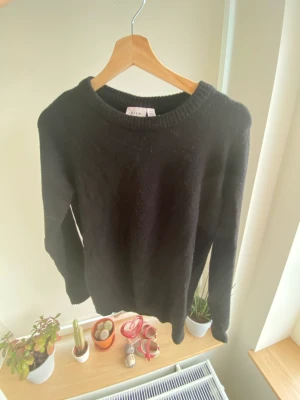 stickad tröja - svart stickad tröja från vila i storlek s 💘🖤