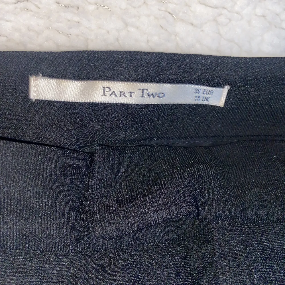 Jättefina och sköna kostymbyxor som säljs pga jag inte använder de! De är i strl 36 och längden är bra för mig som är ca 164 cm.. Jeans & Byxor.