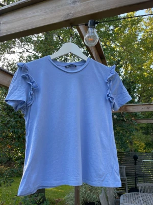 Zara t-shirt - Säljer denna t- shirt med volanger i bra skick