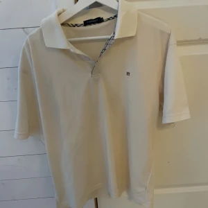 Burberry pike - Säljer nu min burberry pike i grymt skick! Storlek L men passar bra på mig som har M i vanliga fall. Nypris ungefär 4700. Hör av er vid minsta lilla fundering!🙌🏻