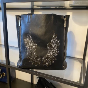 Väska - Säljer denna stora, rymliga, super snygga väskan! Tyvärr har ganska många pärlor lossnat men det är inget som förstör designen🩷 