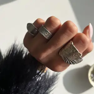 Silver ringar gjorda av återvunnen metall. Väldigt unika och coola :) skriv gärna för fler frågor osv.💕