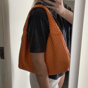 Orange väska - Fin väska från nakd använd fåtal gånger. 