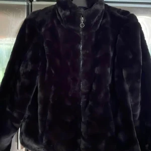 Pälsjacka str M 40/42 (ej äkta) - Jättefin varm och superskönt svart fake pälsjacka str 40/42. Mycket fint skick