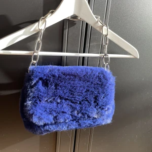 Väska - Funderar på att sälja min fina blåa väska i fluffigt tyg men är inte säker. I super fint skick, kom med prisförslag och tryck INTE på köp nu🤍🌸