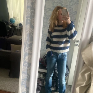 Stickad tröja  - Helt ny tröja från design by si, aldrig använt då jag köpte två. Super fin tröja verkligen älskar och den sitter jätte fint . Passar perfekt till vintern, jätte mysig. Nypris 530 kr. Storlek xs/s