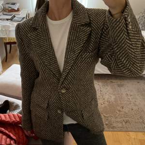 Oversize tweed blazer med knäppning från Josefine HJs kollektion på NAKD. Knappt använd! Lyxigt tjockt material. Stl 34 (men oversize). Nypris:999kr.🤍