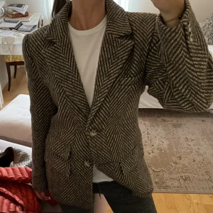 Blazer - Oversize tweed blazer med knäppning från Josefine HJs kollektion på NAKD. Knappt använd! Lyxigt tjockt material. Stl 34 (men oversize). Nypris:999kr.🤍