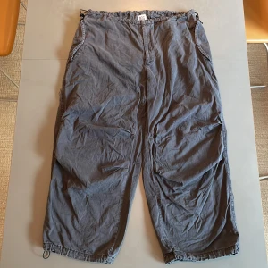 Urban Outfitters DGB flight pants  - Säljer riktigt snygga flight pants. Använda ett fåtal gånger. De är bagggy med tunt tyg.