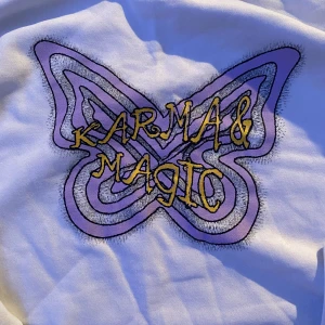 Karma & Magic cropped långärmad tröja 🤍 - ☆ Supergullig tröja med tryck~ ☆ Nyskick, enbart provad! ☆ Storlek 36-38. ☆ Kolla gärna in min profil för fler plagg och mycket y2k! 💞