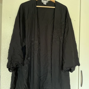 Rock - Svart rock. Storlek M/L.