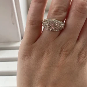 Ring - Superfin ring som tyvärr tappat en liten sten