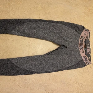 Gymshark träningstajts  - Tränings tajts från gymshark. Tyvärr så är det två små hål i sömnen längst ner på vardera ben, inget som syns när dom är på. Finns kort på hålen 🌺