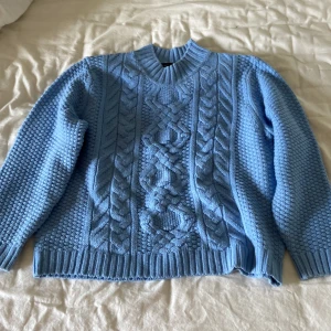 Mysig stickad tröja - Ljusblå stickad tröja från lager 157. Mysig och väldigt bekväm. Använd ca två gånger så varan är i nyskick. 