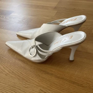 Klackar  - Köpta på humana för 150kr, osäker på storlek men 37/38 tippat jag på!