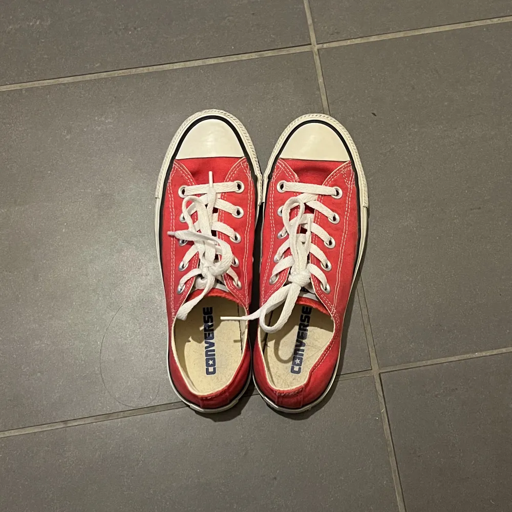 Fina röda låga converse som jag knappt använt, därav i topp skick❤️. Skor.