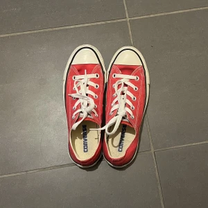 Converse  - Fina röda låga converse som jag knappt använt, därav i topp skick❤️