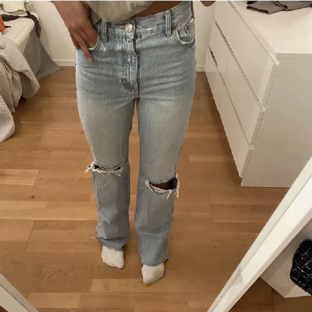 Jeans med hål i från Zara i storlek 34. Sparsamt använda. Köparen står för frakten.. Jeans & Byxor.