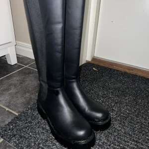 Stövlar str 37 - Säljer nu mina stövlar som är använda 1 gång.  Dom va för små. 