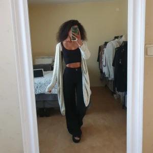 Kofta - Oversize varm kofta från Monki,  har ett litet hål som absolut går att dra igen.