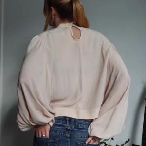 Ljus rosa blus med ballong ärmar - Flowy ljusrosa blus med ballong ärmar. Två knappar i nacken, perfekt skick! Säljer då jag ej använder längre 👛