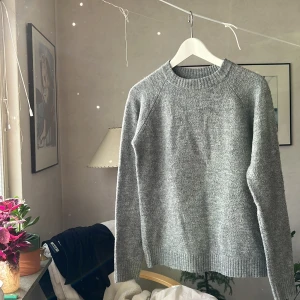 Stickad - Mys tröja i bra men använt skick🩶