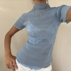 Snygg blå topp - Sjukt snygg o cool topp i blått! Perfekt till fest men även dag! Stretchig därav passar den XS-L. Från Weekday