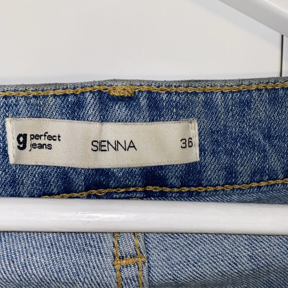 Högmidjade jeans från ginatricot i storlek 36.. Jeans & Byxor.